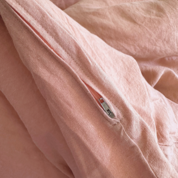 Poszwy na kołdrę 19 Zapięcie poszwy lnianej na kołdrę różowej zamkiem błyskawicznym.
